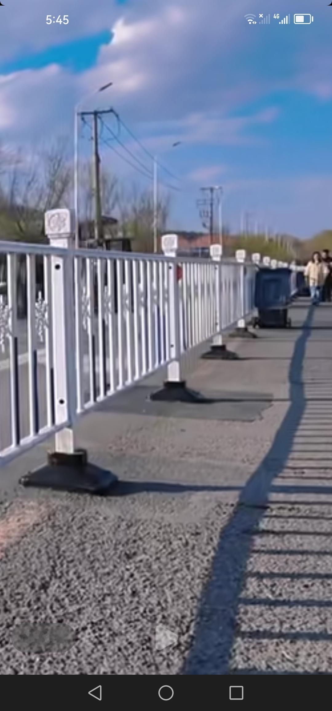 吉林市东大旺山公园，进园道路已经安上了铁栅栏，形成了人车分流，真的是越来越好了！