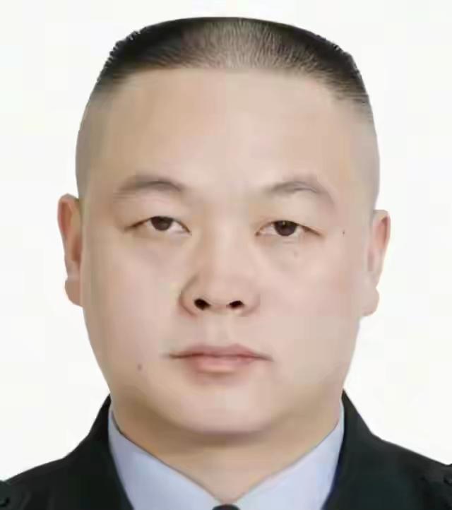 毛新宇真的牺牲了，
但不是牺牲在训练场，也不是牺牲在与歹徒搏斗的过程中，而是倒在