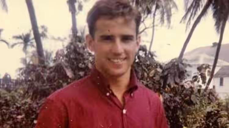 图二是拜登的小儿子，他像极了拜登年轻时的样子。他抱着女儿奥米娜笑得很灿烂，他女儿