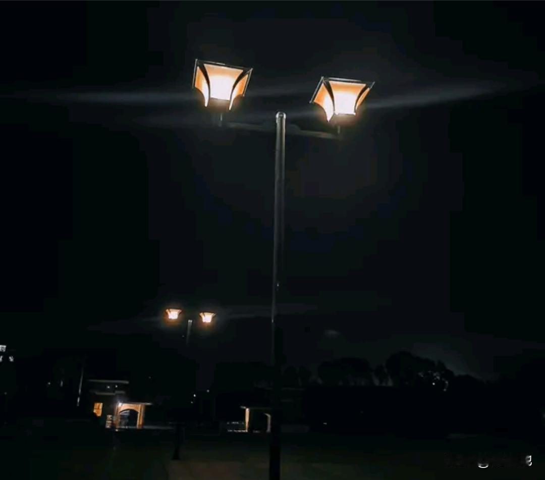 加班到深夜，推开家门，厨房还亮着一盏灯。桌上放着一碗汤，已经不烫了，却刚好是入口