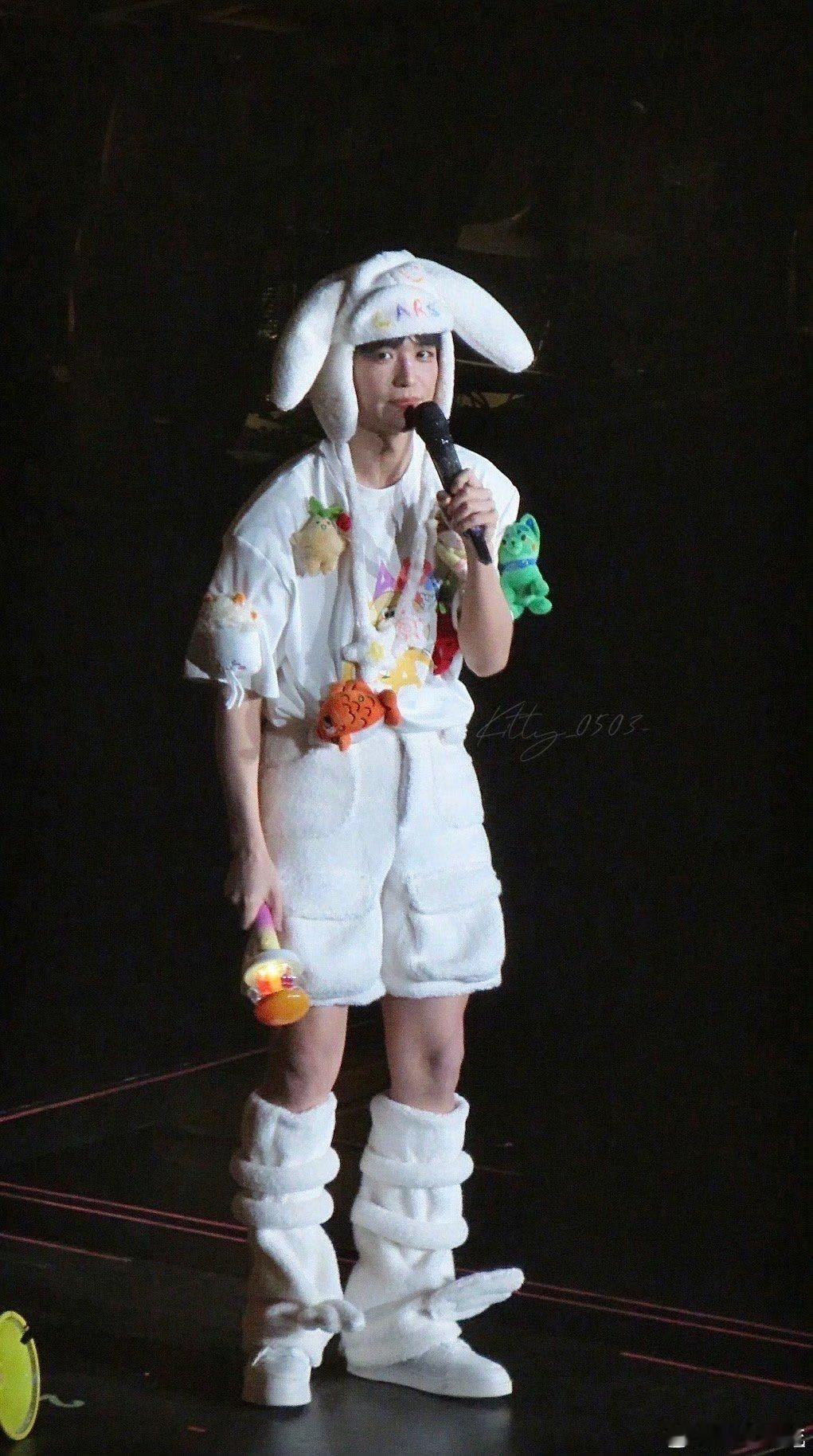 舞台松弛感拉满！没有刻意煽情，却把平凡日子的安稳、朋友家人的陪伴唱得字字入心，烟