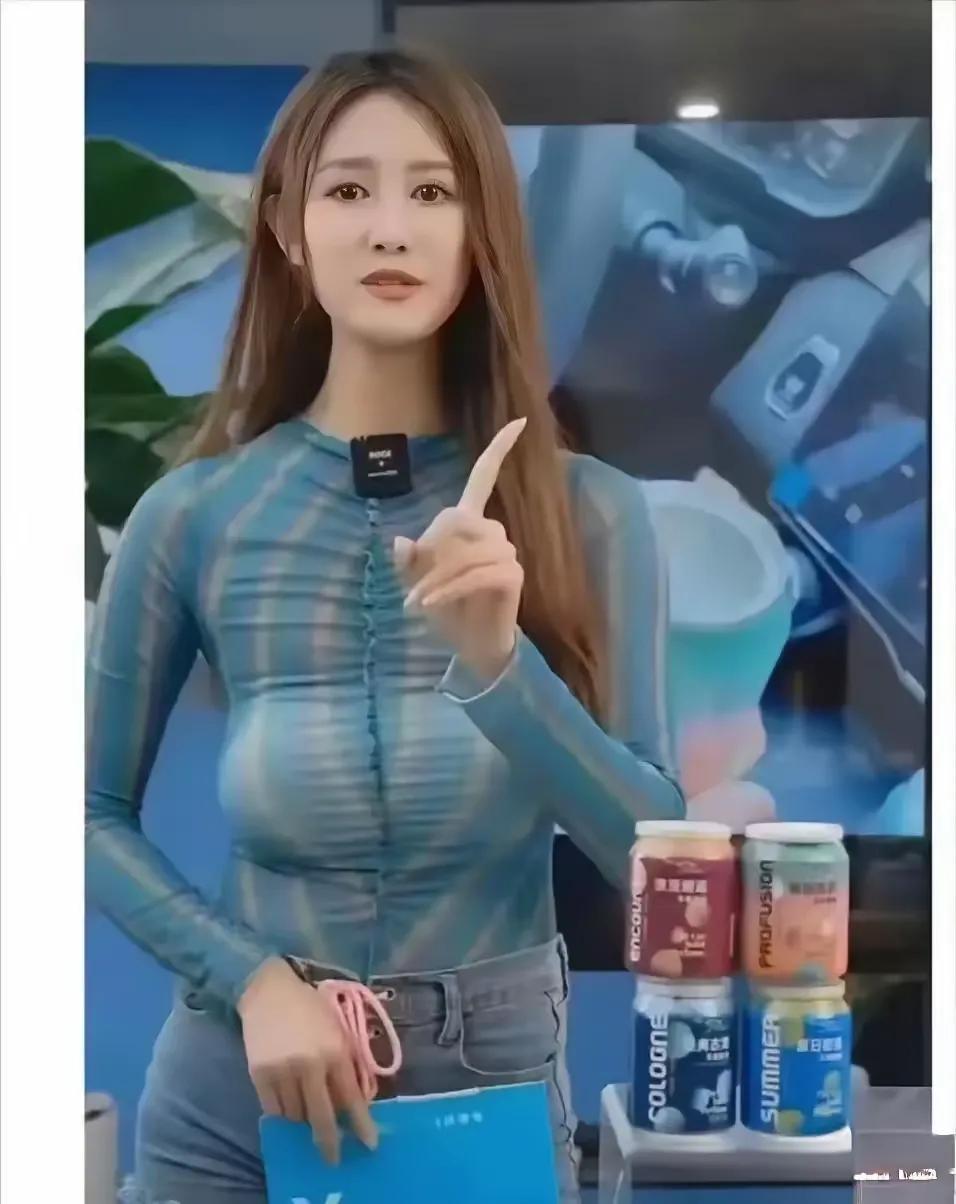 她是怎么做到的啊？

网上看到的图，应该不是有人恶意p的吧！

如果这个是真图，