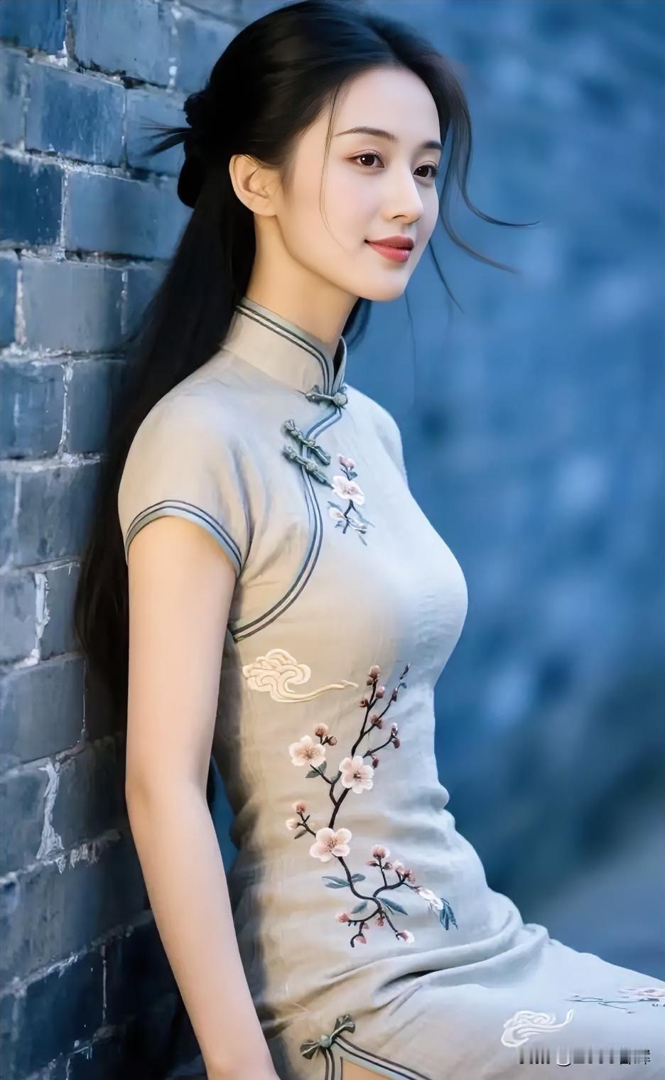 青砖为幕，她倚成一幅水墨的留白。

旗袍绣着梅枝，将春日别在襟前。

立领锁住温