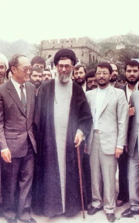 1989年5月，时任伊朗总统阿里•哈梅内伊访问中国，并登上长城参观。

次月，阿