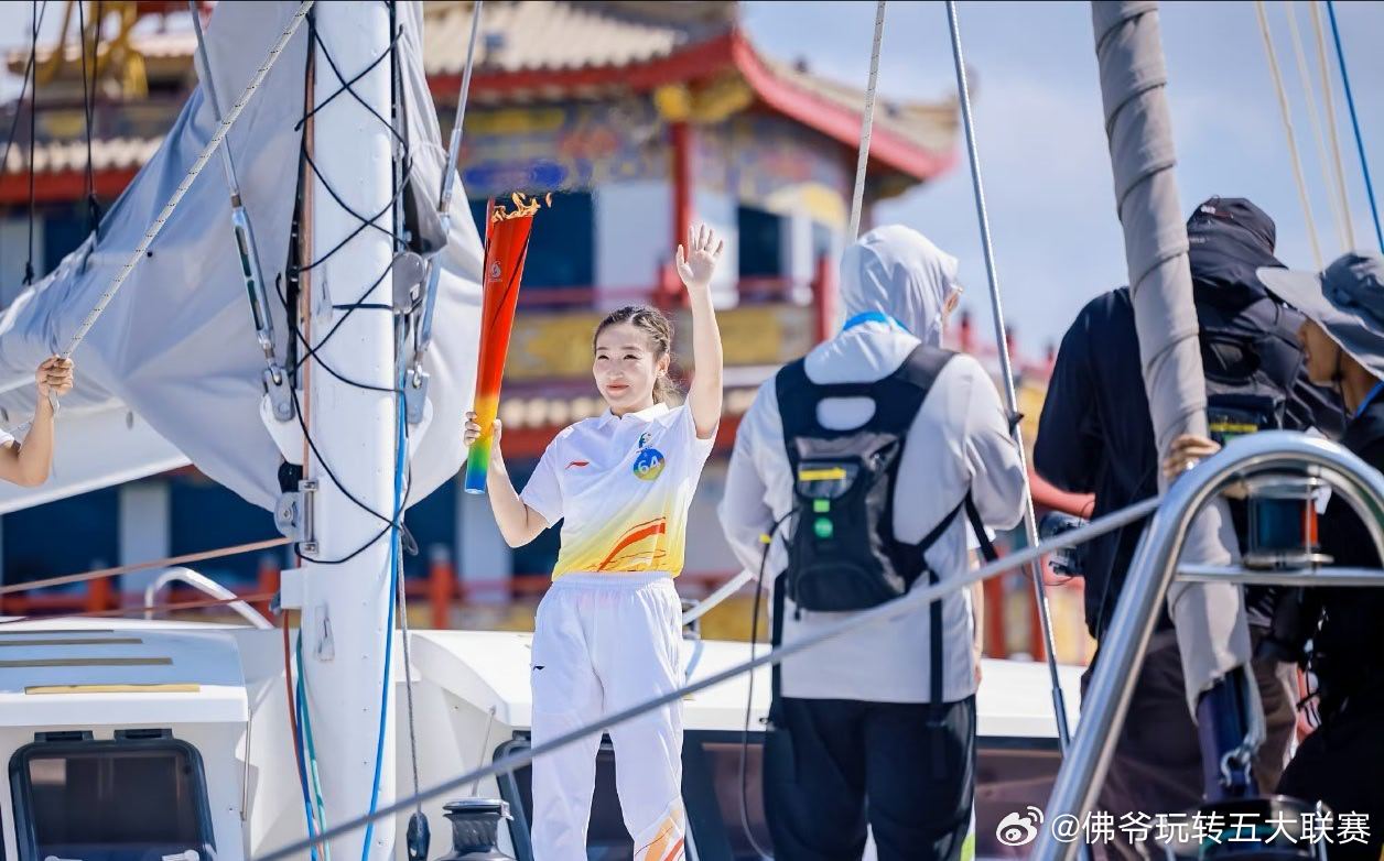 🔥国乒奥运冠军刘诗雯化身三亚亚沙会火炬手！扬帆碧海传递圣火，星光阵容共赴沙滩运