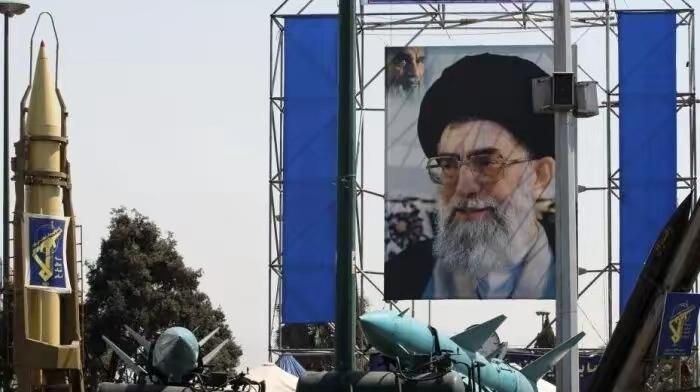 内塔尼亚胡竟然在第一时间看到了哈梅内伊身亡的照片。

在哈梅内伊被以色列导弹准精