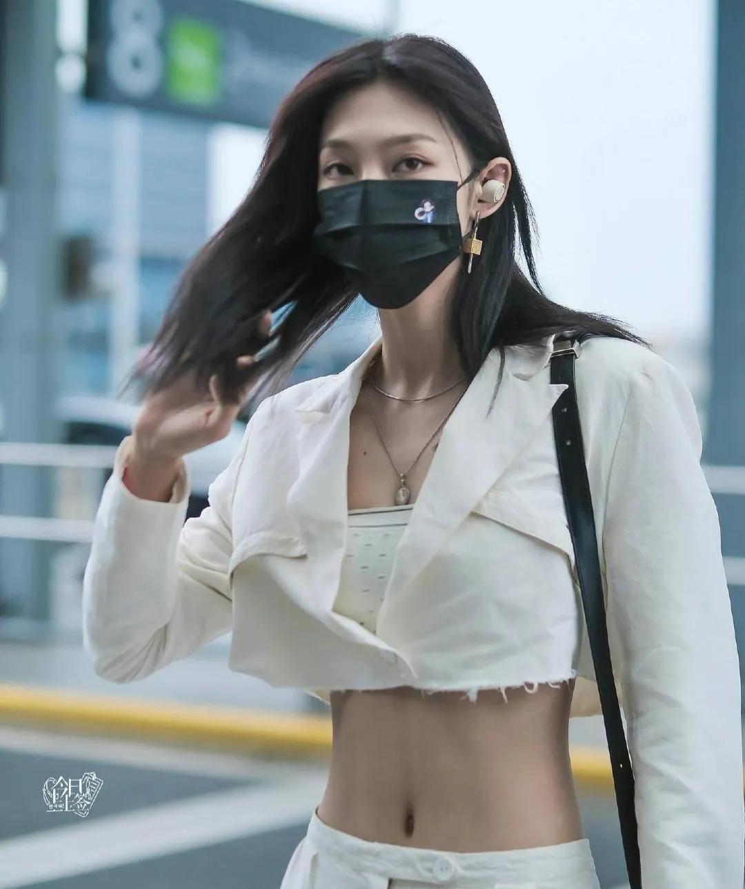 女明星曾可妮露脐装出行，好身材就应该秀出来啊，这小腰的比例真的好，一看就是经常锻