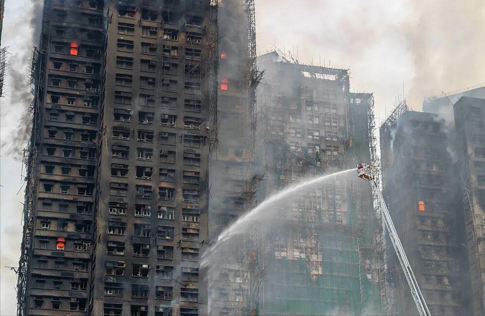 香港这次大火，最令人心痛的不是开发商，也不是住户，而是那些冲入火场的消防战士，他