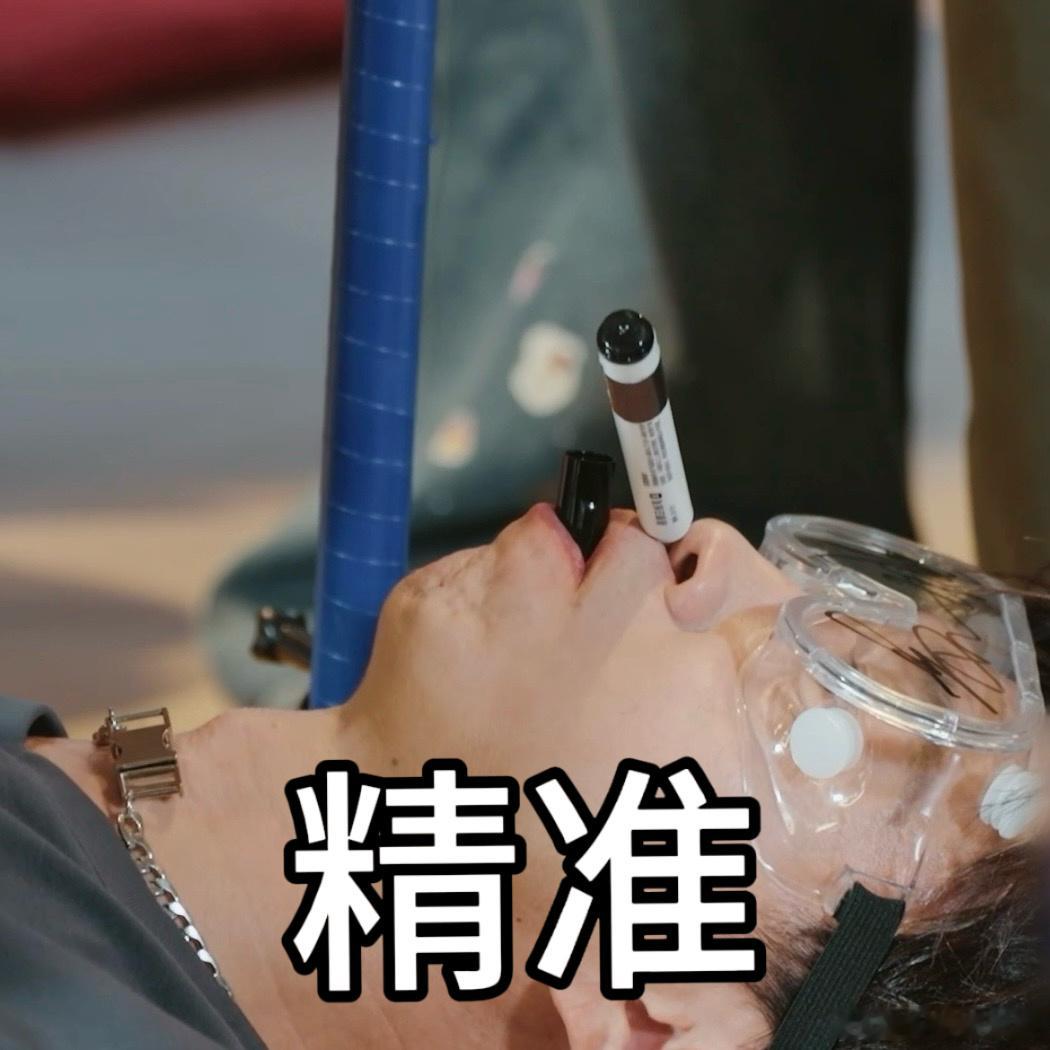 邓超签名笔插宋家腾鼻孔哈哈哈哈哈邓超这个投笔的准度，放在运动会上能拿奖牌，放在这