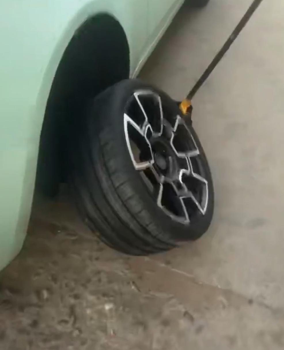 10月30日，内蒙古呼和浩特一家汽修店来了一辆劳斯莱斯换轮胎，维修工将轮胎上拆下