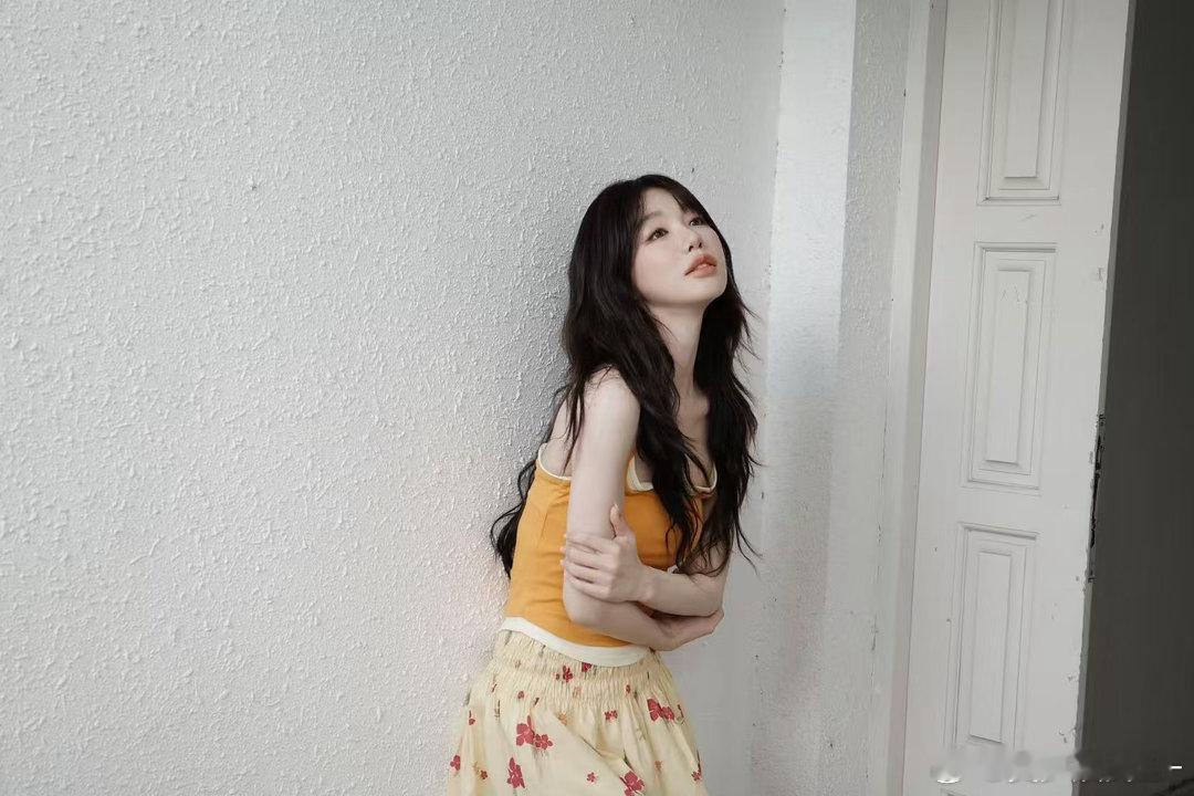 徐梦洁手搓应援物 徐梦洁做应援物的工具摆了一桌子，剪刀胶水热熔枪，像个小作坊。她