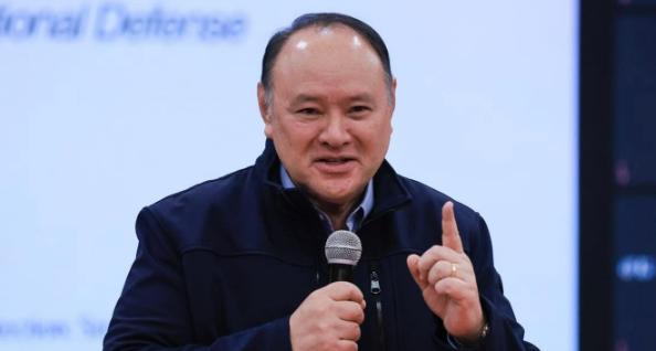 一个月前在新加坡酒店后厨钻来钻去躲中国记者，17天前被中方制裁连累全家，如今又站