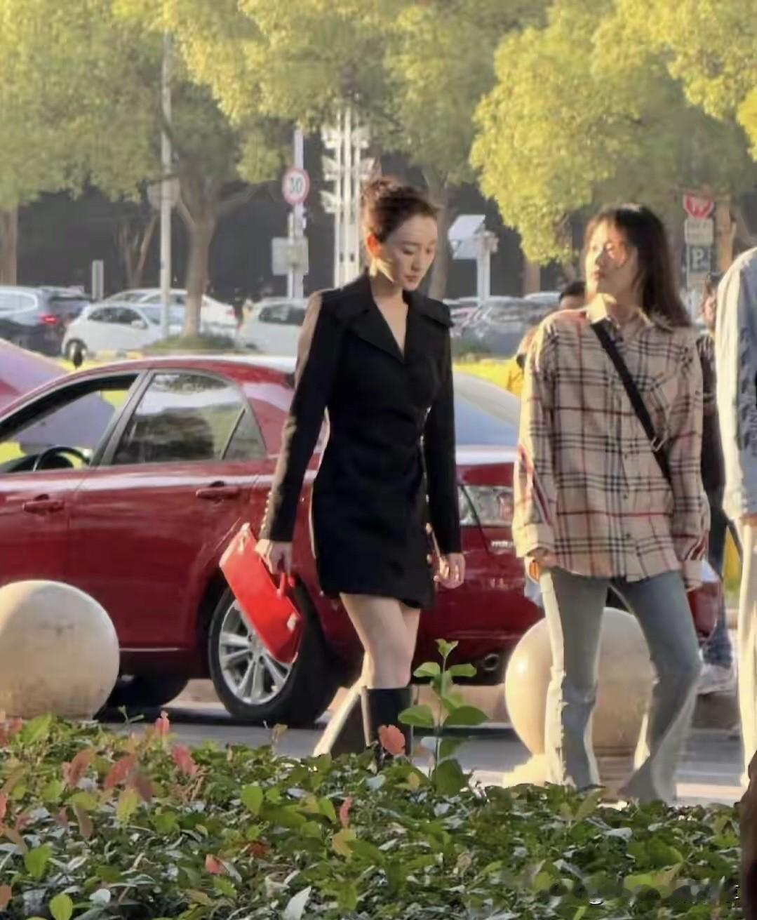 女神也老了，但她的身材还保持的比较好，身穿一件长款的毛呢外套，大气又时尚，俏皮不