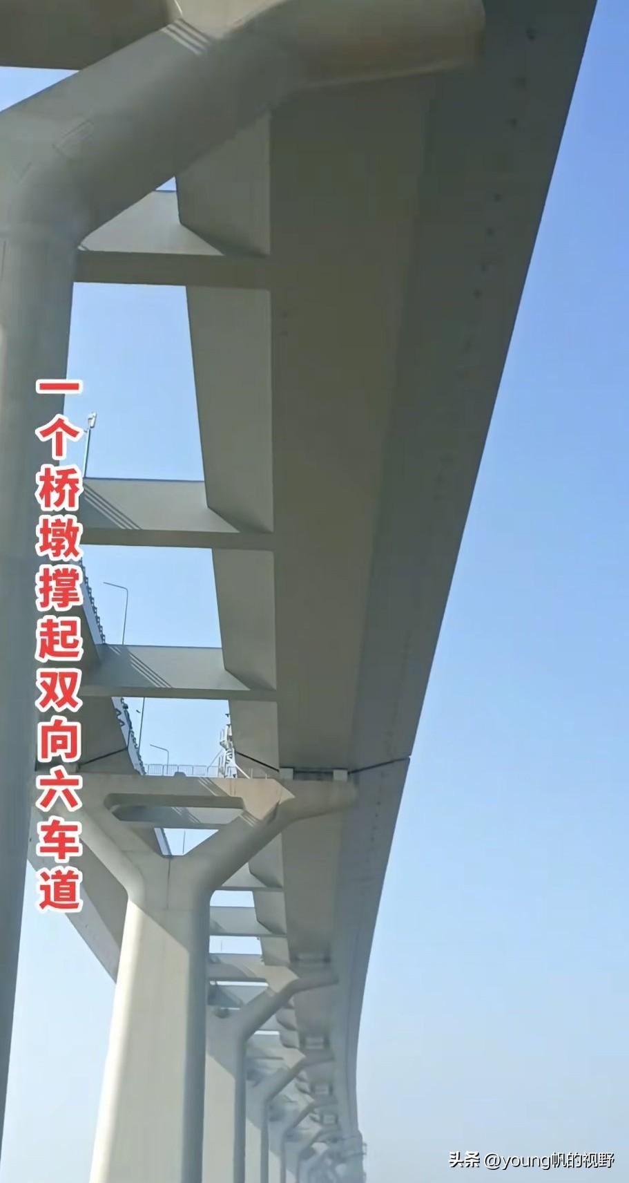 横跨于珠海与江门之间的黄茅海跨海通道大桥，从桥下来看，这个桥墩可相当壮观。大桥上