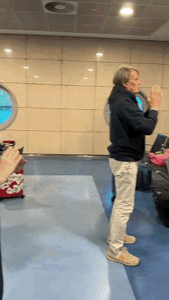 这就是中国文化的魅力！近日埃及开罗机场，飞机延误导致数十位乘客滞留候机室，一位中