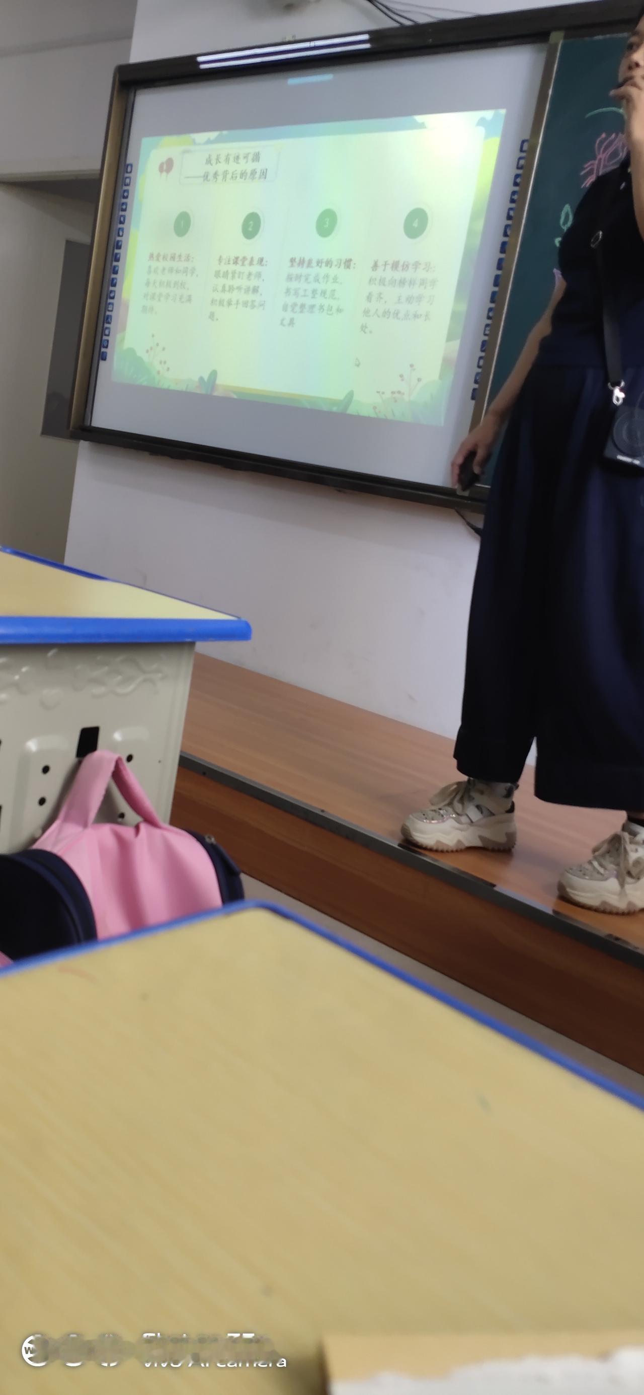 两个上小学的孩子，，同时开家长会，还必须爸爸妈妈参加，一个人根本忙不过来，都请假