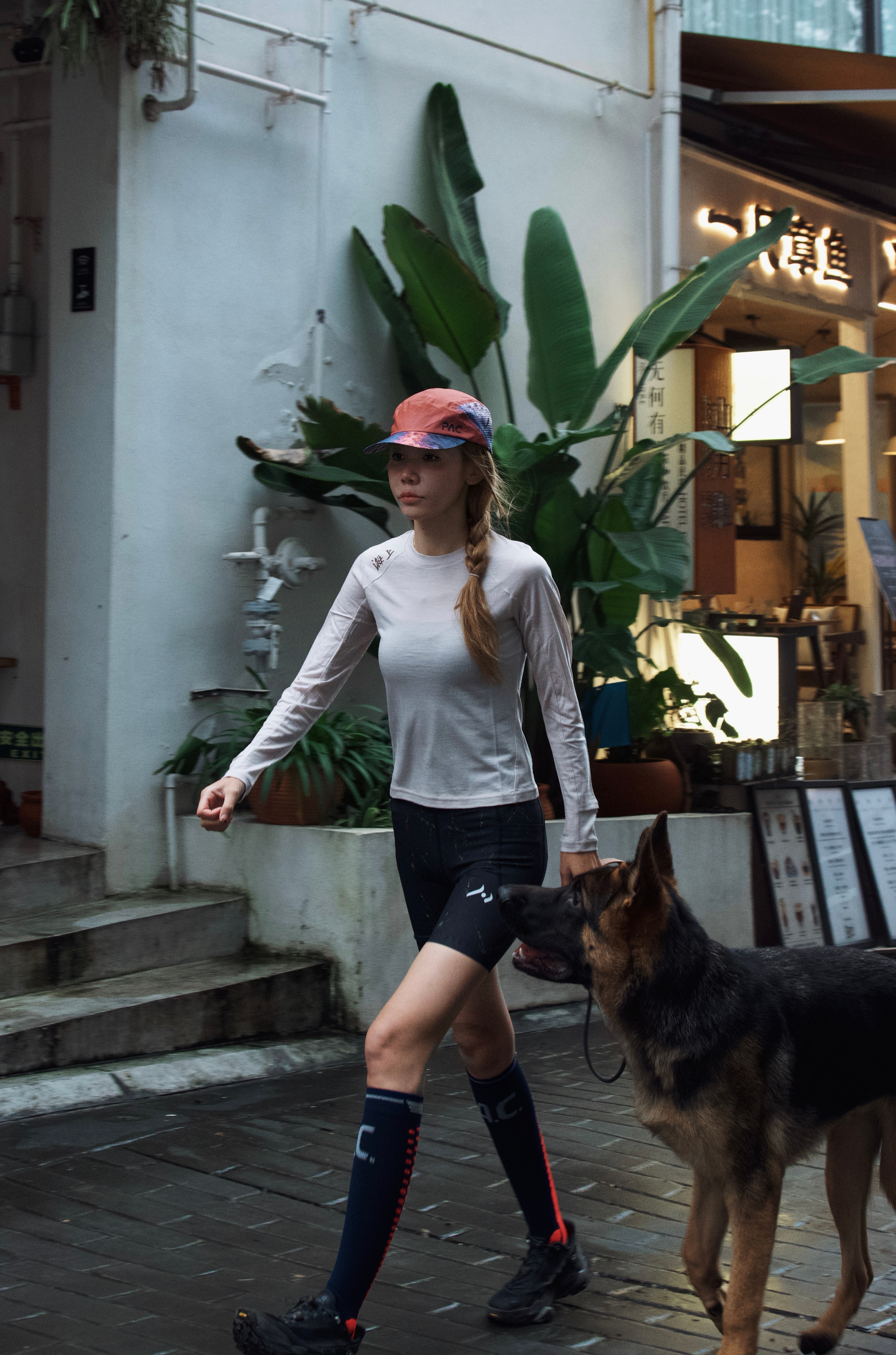 养了狗狗就会发现世界上最干净的地方是小狗的眼睛它的眼里只有你除了不会说话它什么都