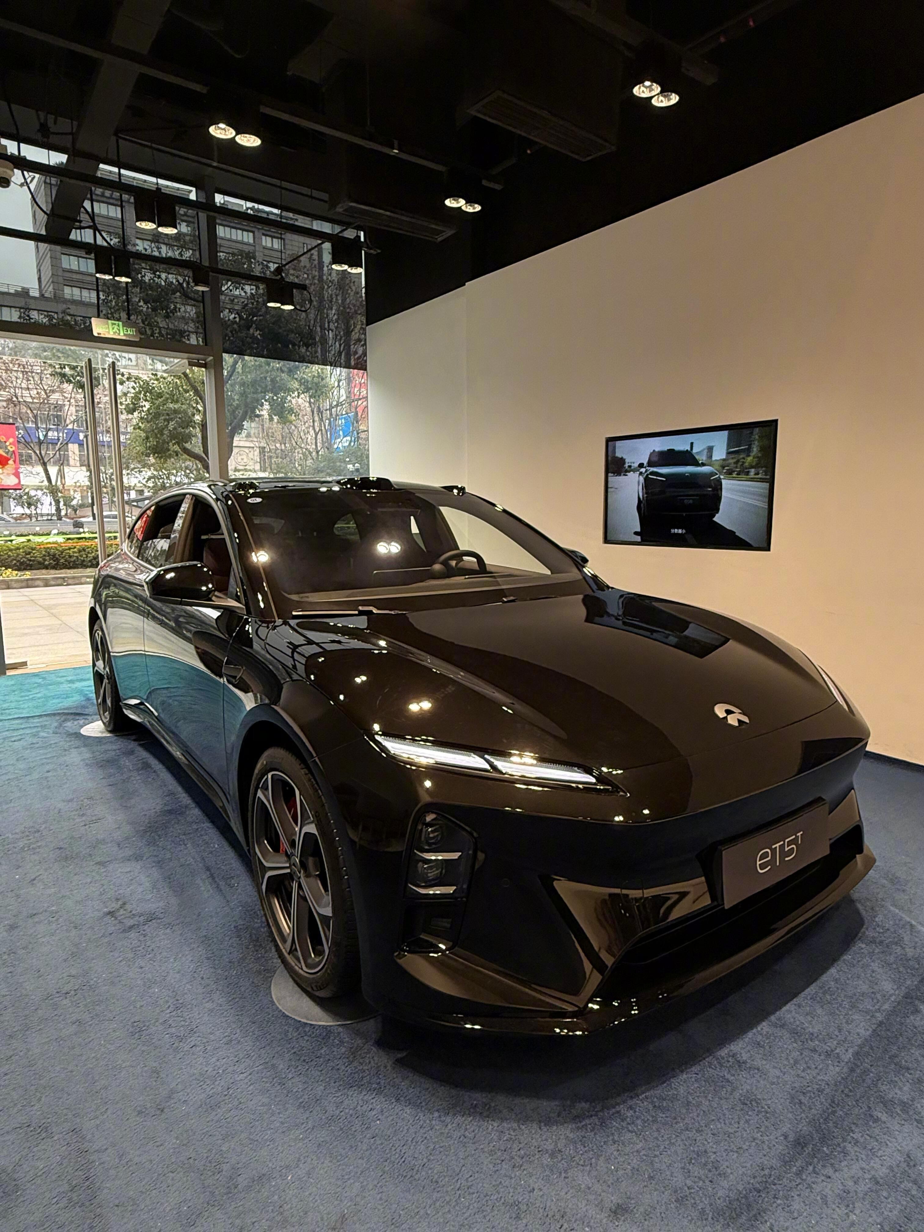 蔚来ET5T🚘1️⃣外观设计：ET5T其猎装版造型流畅优雅，既保留了轿跑的运动