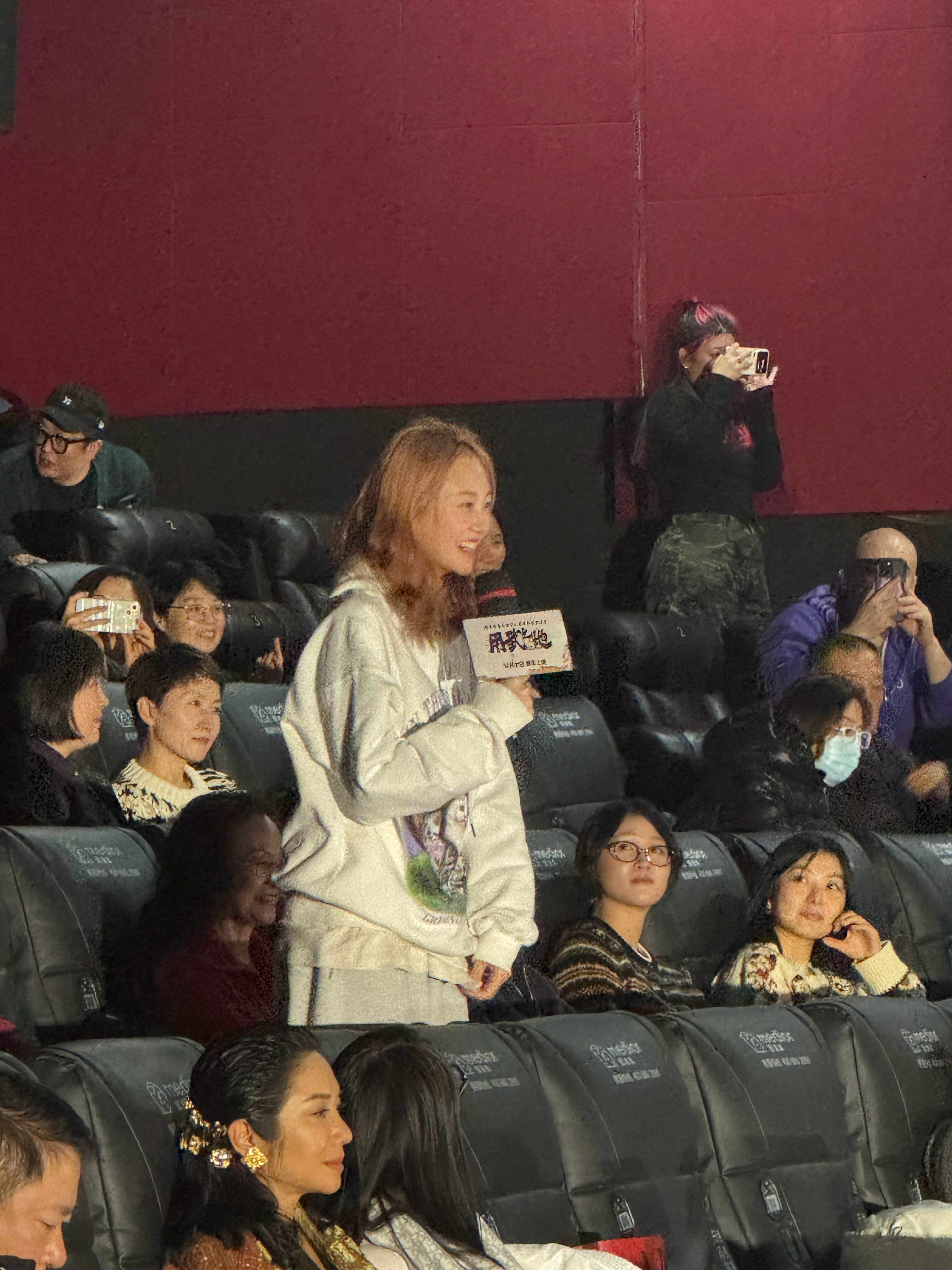 苗苗亮相郑恺新电影首映礼 《用武之地》首映现场，苗苗来看郑恺新电影，表示“恺哥到