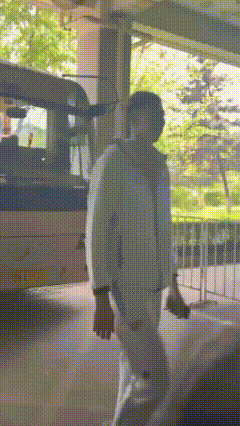 表现高冷，广东球员来到沈阳体育馆踩场训练，面对大批辽沈球迷夹道欢迎，表情复杂凝重