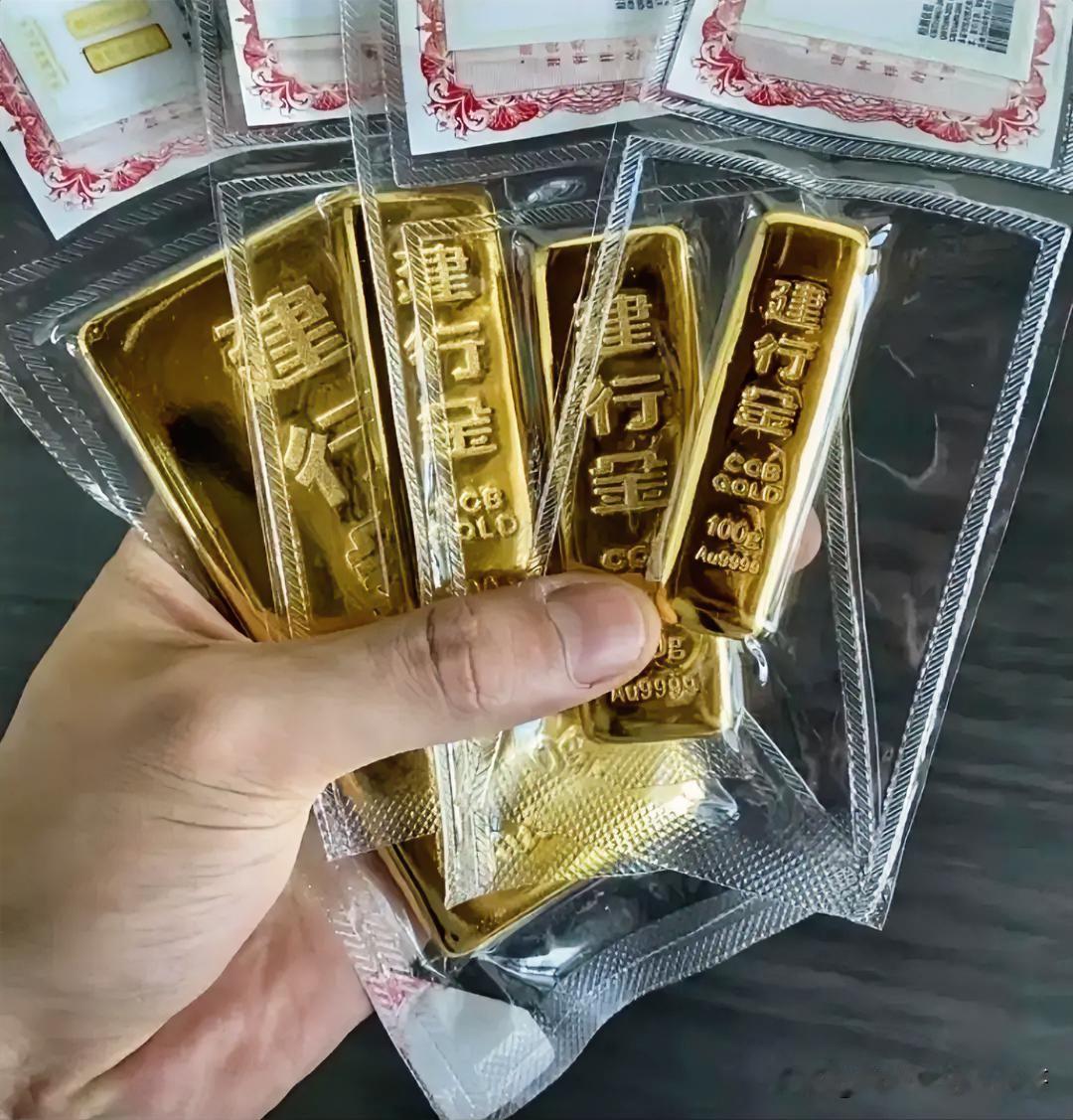 昨晚端午假期还没过完，金价就直接跳水了。

前两天看还是935，这会国际盘一走，