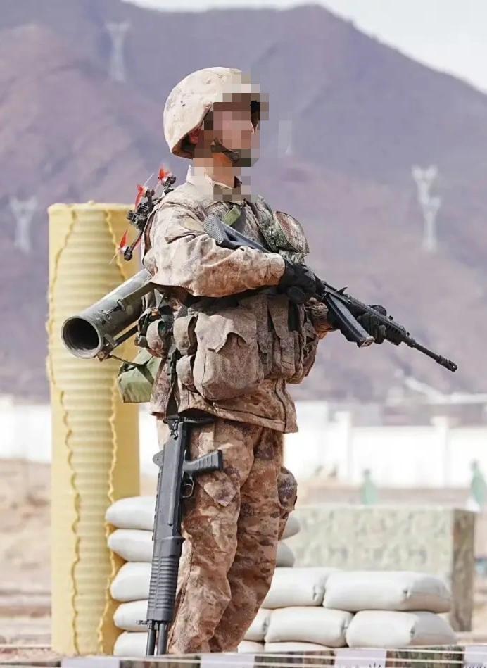 无人机，打远距离坦克和据点！
火箭筒，打近距离坦克和据点！
霰弹枪，打无人机，打