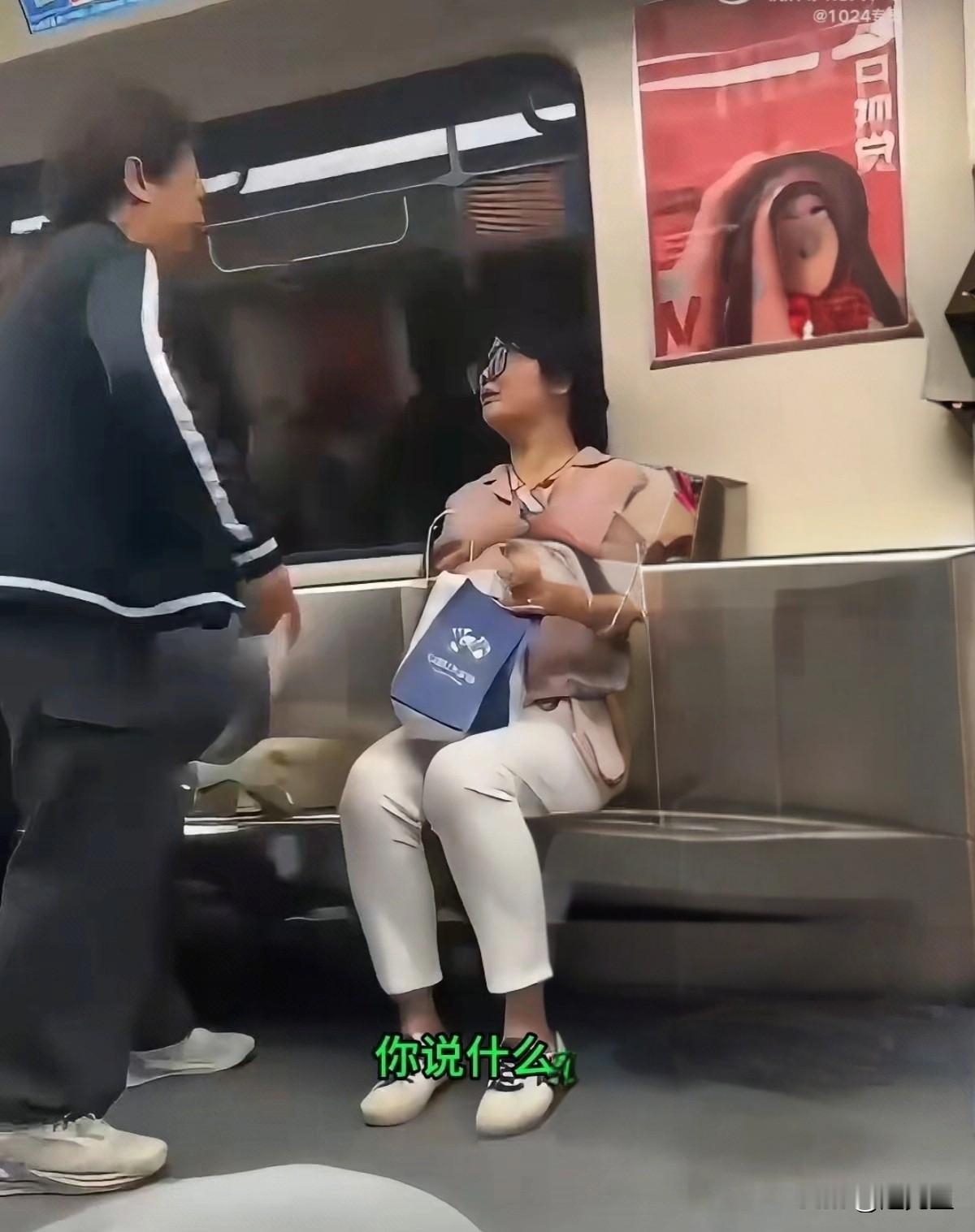 地铁上的“偷拍”一场误会与一声叹息！
拥挤的地铁车厢里，空气闷热，人群摩肩接踵。