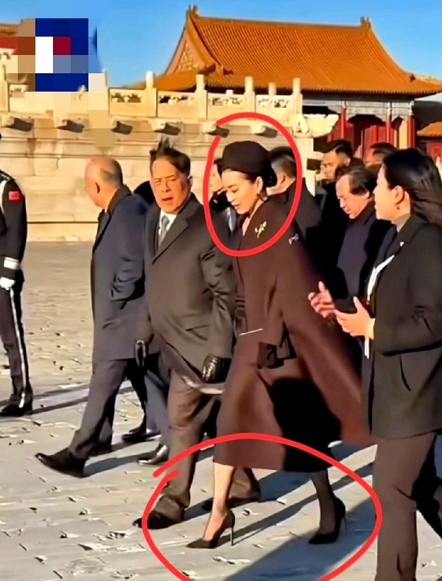 近日，泰国王后在故宫参观，全程脚步轻盈却几乎未曾抬头，随行人员不禁多看了几眼。