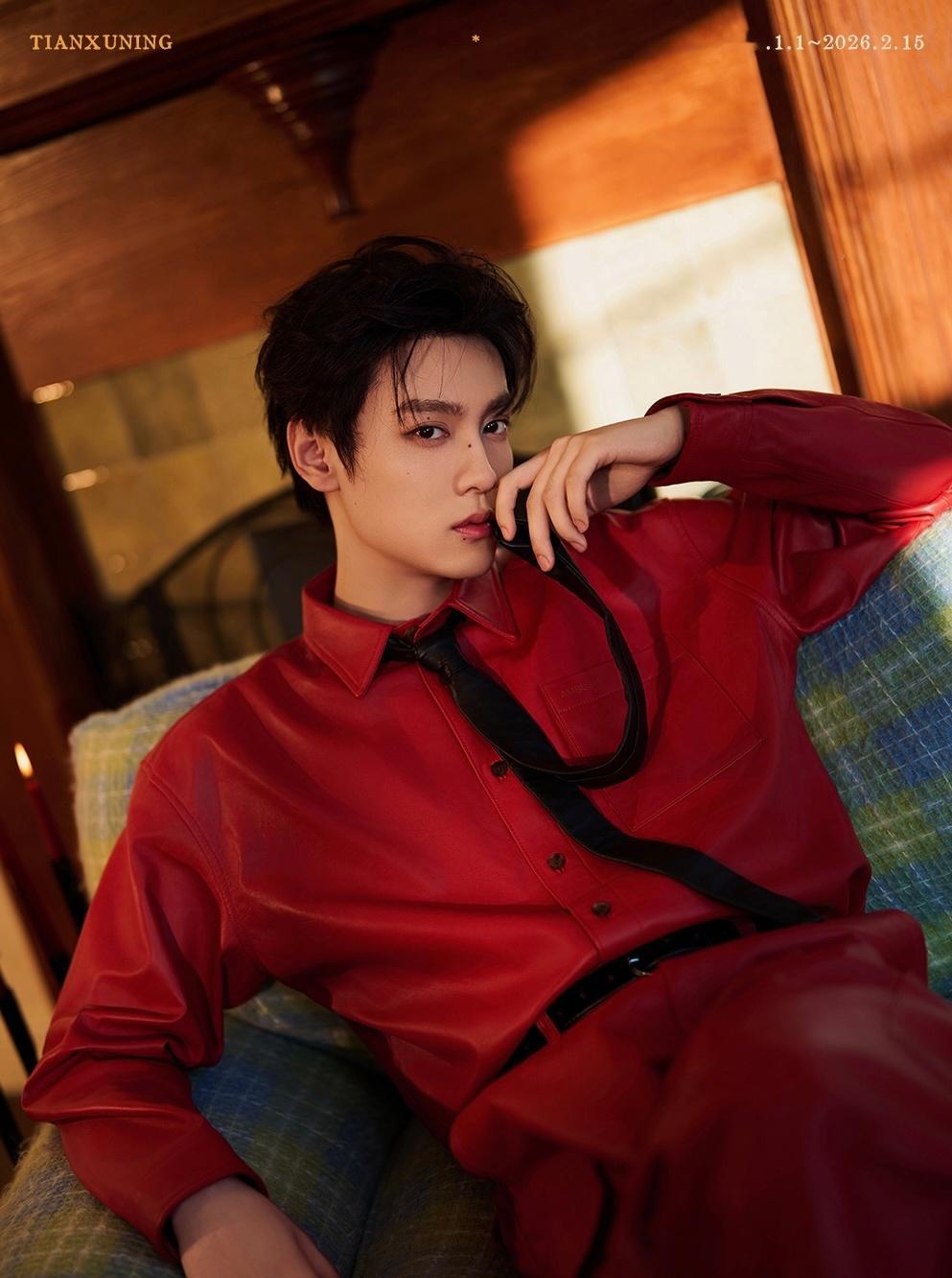 田栩宁 × 新春大片📸一袭红色皮革套装定格带来年度回顾总结，以优雅潇洒之姿，启