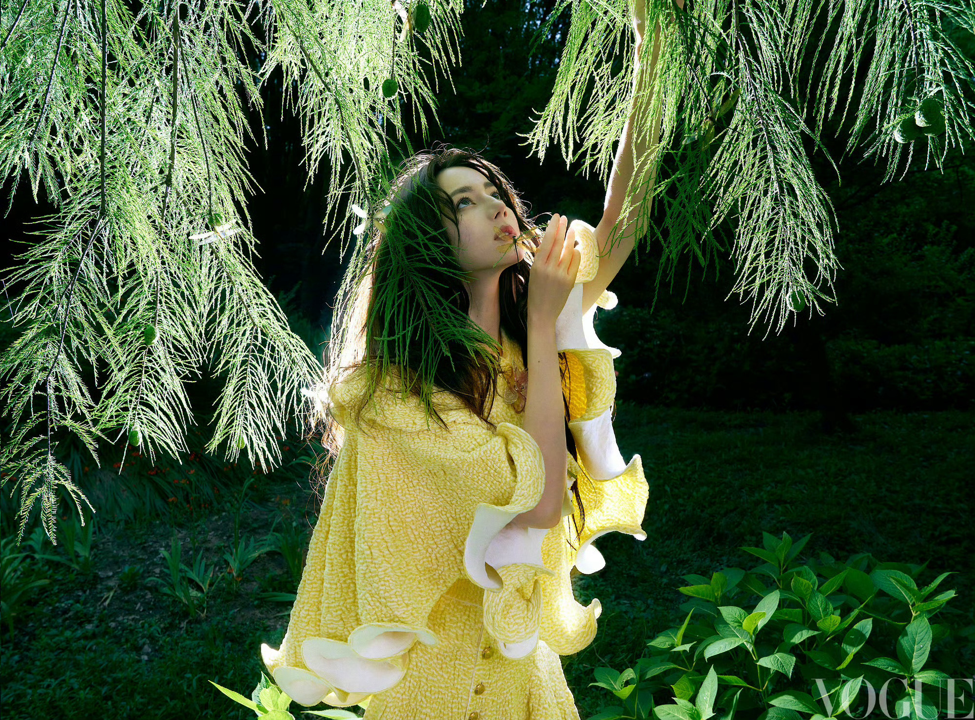 迪丽热巴VOGUE单人双封迪丽热巴仲夏夜之梦VOGUE大片 时尚感驾驭力拉满的热