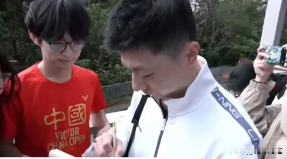 有意思，马龙在台湾第二天到政大参访交流，一个学生特地穿着印有“中国”字样的红色T