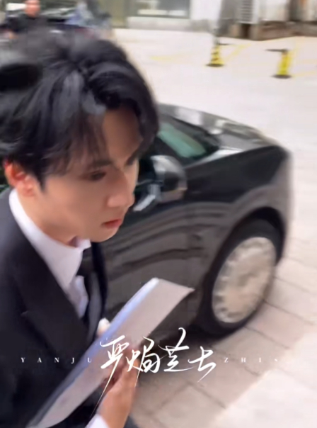 严浩翔北电答辩状态 严浩翔今天回北电进行毕业答辩状态特别好！期待小严顺利毕业~ 