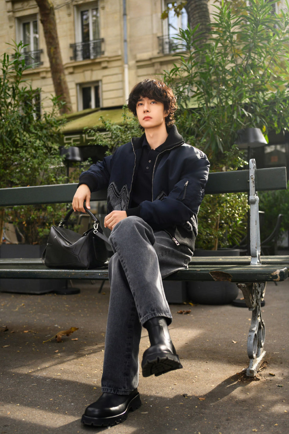 王一博 in LOEWE  罗意威少年26早春服饰穿行于巴黎街头 