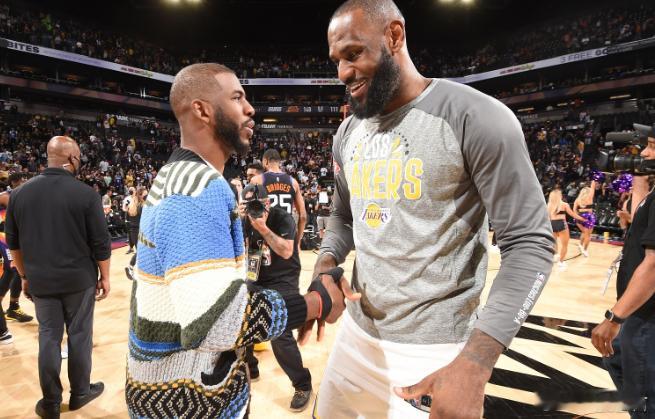 1月3日讯 近日，前快船球员马库斯·莫里斯在节目中谈到了保罗。他说：“看看克里斯