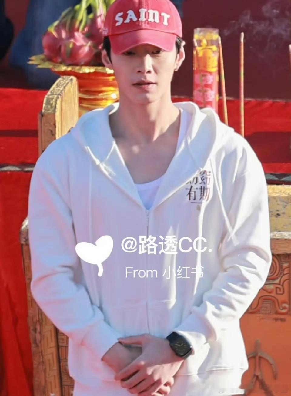 何与 包上恩 赵一博《窈窈有期》横店开机路生图！来康康状态如何？ 