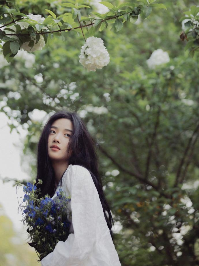 卢昱晓九宫格写真青春氧气少女，绣球花同框合照，女神节快乐！[送花花] ​​​