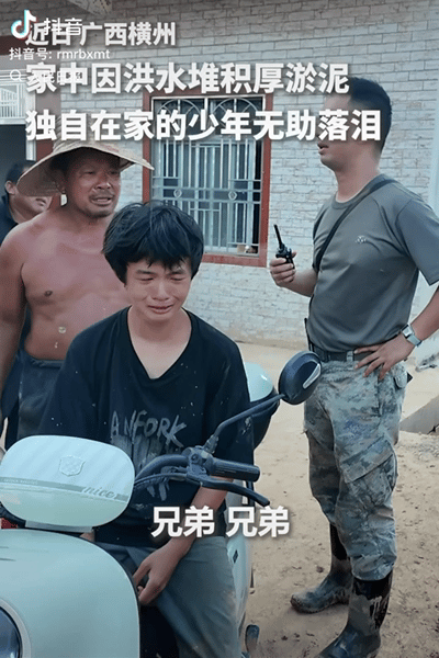广西横州，男孩看着糟蹋得一塌糊涂的屋子，家具泡水损坏，满地污泥，自己一个人根本收
