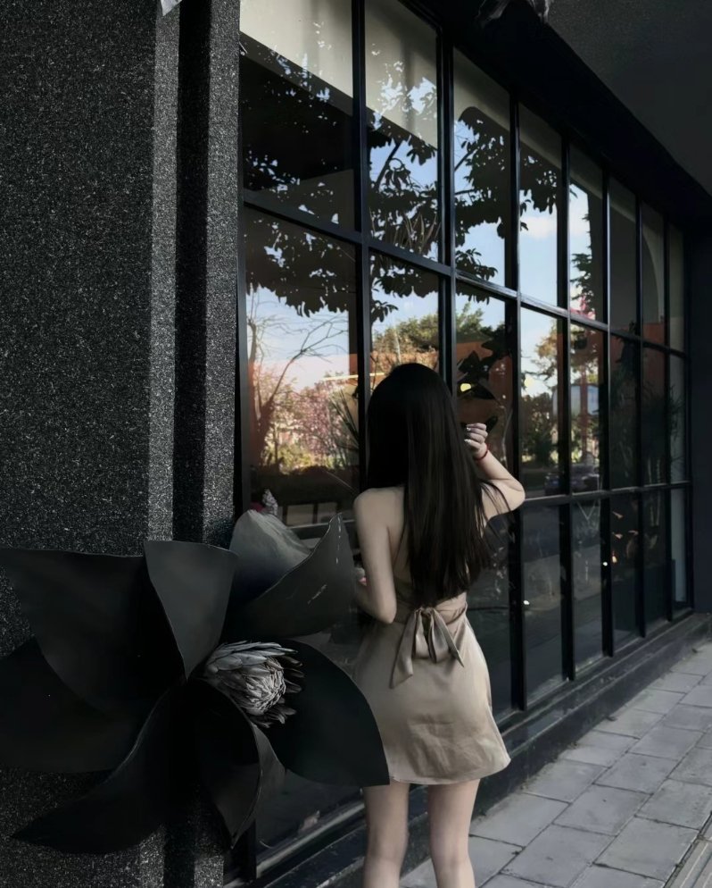 聚散真的太正常了 不指望谁会一直在 我也不会在谁的身旁 . ​​​