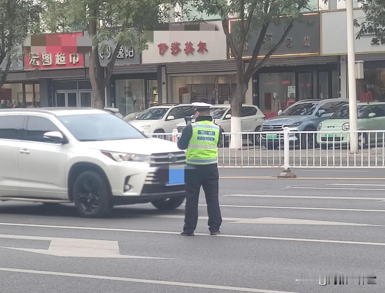 交警叔叔们辛苦了！都开始在半道站到马路中间执勤了，对身边极速来往的车辆进行拍照取