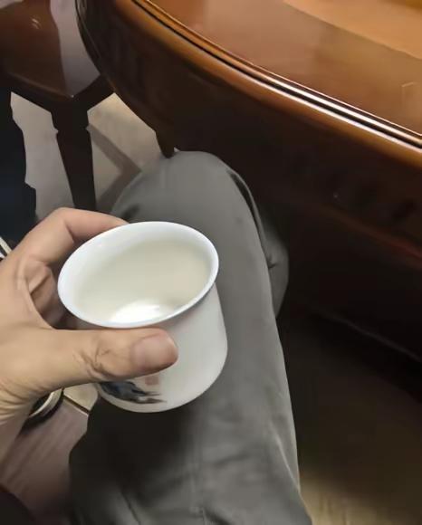 这则故事反映了代际之间对于“习惯”和“卫生”的不同理解，也揭示了文化传承与个人健