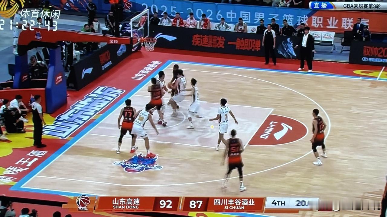 今晚，山东男篮差点被打脸！其实，已经被打脸！
面对全华班出战的四川队，山东男篮赛