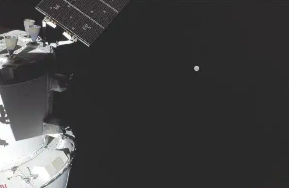 🌕 时隔54年！阿耳忒弥斯2号成功返航，人类再次“亲吻”月球🌕🛰️
美国东