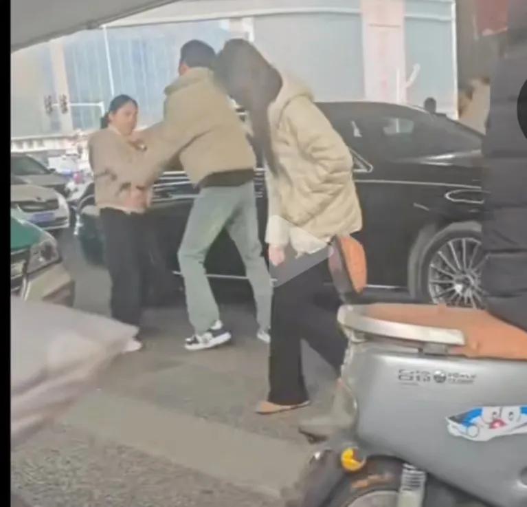 男人开豪车，带着小三，老婆穿着随意。
被原配发现，男人还理直气壮，跟原配动手。