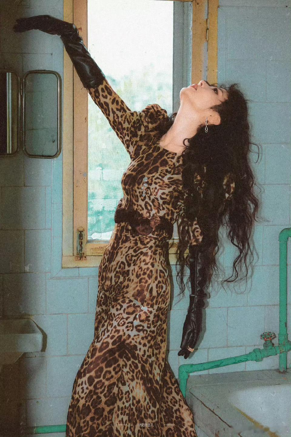 徐若晗撞衫田曦薇这都多久前的造型了，真服了只知道田曦薇好美 