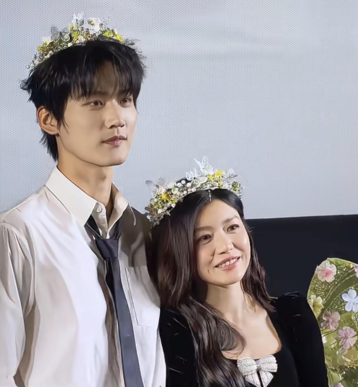 周柯宇陈妍希活动现场同框俩人站一起姐弟感十足小奶狗太会了网友：这谁能看出来相差十