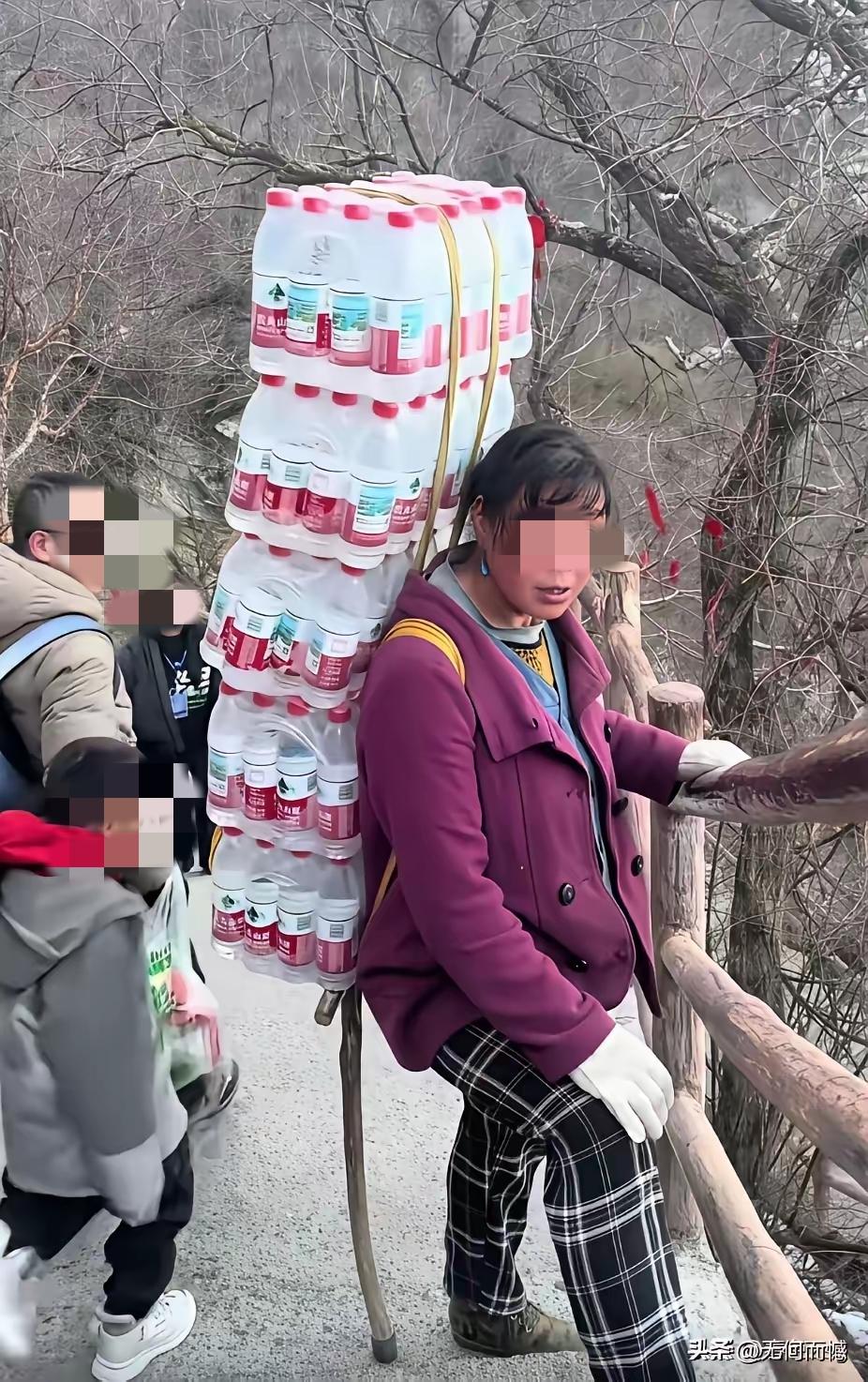 这个女子背起五箱矿泉水在爬山，一箱矿泉水24瓶，每瓶按1斤计算，一箱就是24斤，