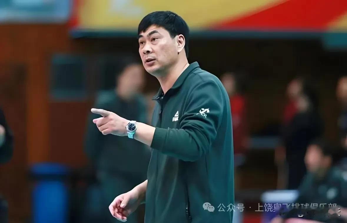   7月1日起，中国排坛名宿陈友泉指导正式出任江西上饶奥飞排球俱乐部总教练！陈指