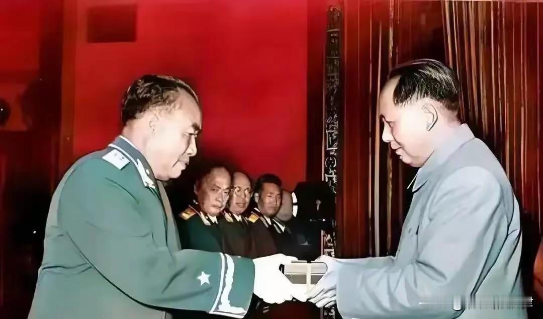开国大典前夕，全军配发崭新公文包，朱德却死守一只破旧缴获皮夹
 
1949年，新