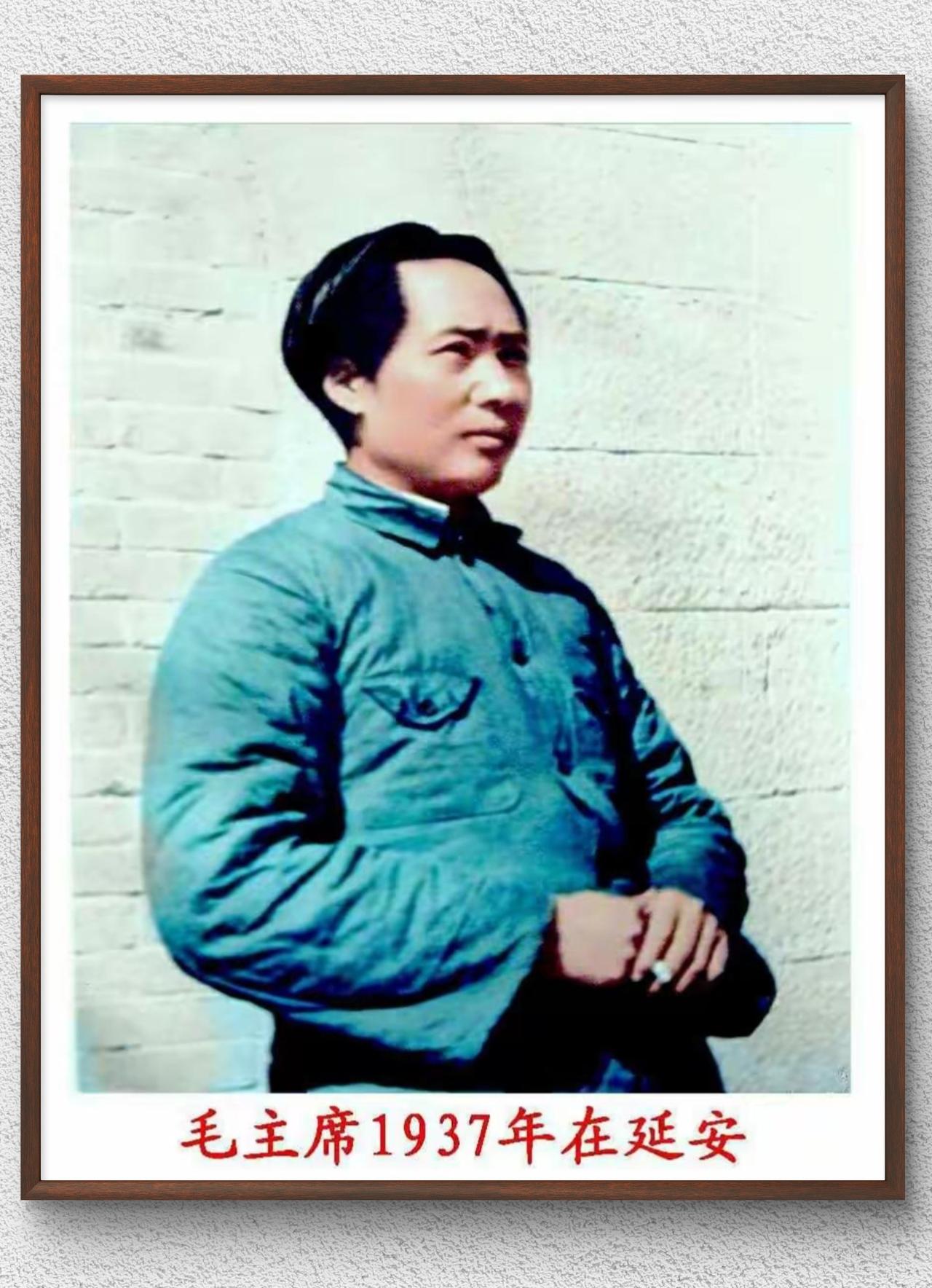 这张照片是1937年毛泽东同志在延安的留影，这一时期，毛泽东同志在延安领导中国革