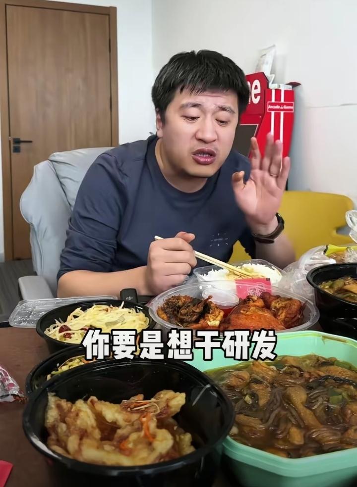 他坐拥亿万身家，吃饭却用塑料盆盛着重油外卖，潦草果腹。他被高强度工作裹挟，连好好